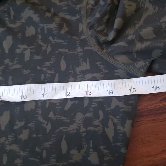 Vuori Dune Oregano Green Crop Swim Top Chic Edgy Feminine UPF 30+ Rash Guard XS - Picture 3 of 7